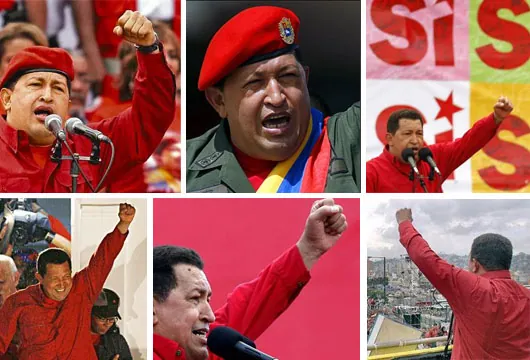Hugo Chávez con el brazo izquierdo extendido en un puño y la barbilla elevada