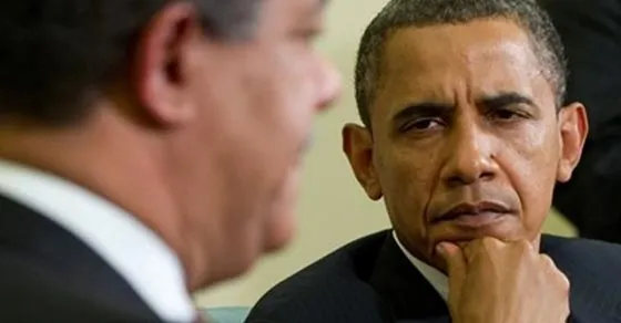 Barack Obama observa detenidamente a Leonel Fernández
