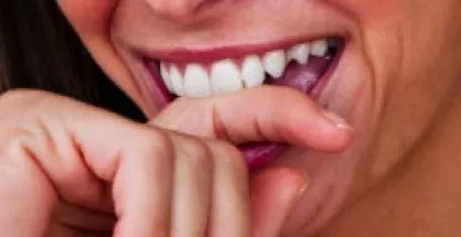 Mujer con los dedos sobre los labios