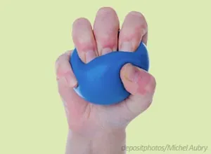 Mejor que sea una pelota antiestrés, que la garganta de tu compañero de trabajo.
