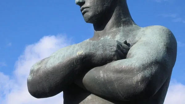 Estatua cruzada de brazos, en señal de dominio y poder