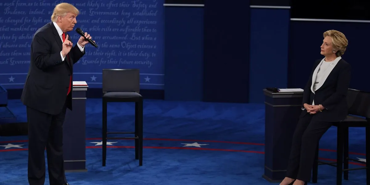 Hillary Clinton mantiene la calma mientras Donald Trump la provoca