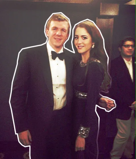 Pareja posando para una foto con la «mano flotante» sobre la cintura