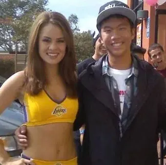 Pareja posando con la mano apoyada en la cintura