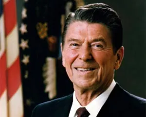 Foto oficial de Ronald Reagan junto a la bandera de Estados Unidos