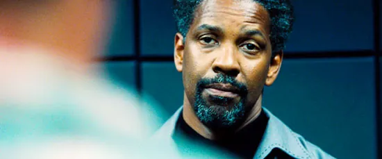 Denzel Washington con una expresión ambigua