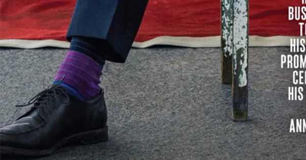 Detalle de los calcetines de colores de Trudeau