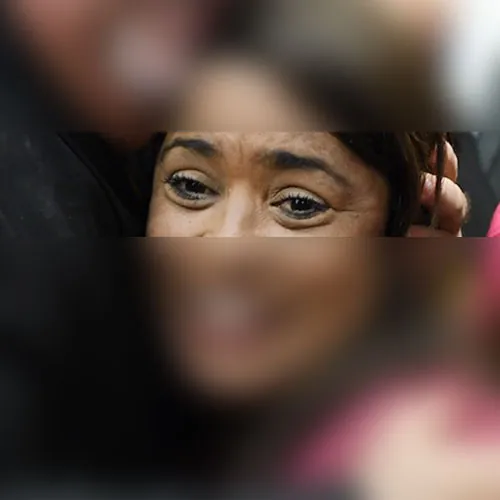 Detalle de los ojos y las cejas elevadas en la expresión del acertijo