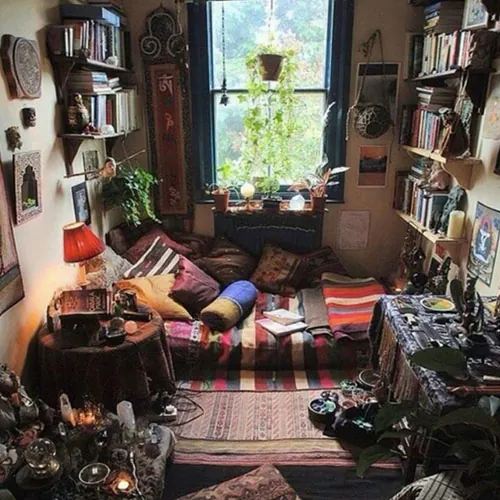 Cuarto desordenado con muebles y objetos sobre una alfombra