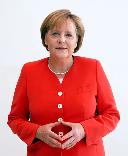 Es bien conocida la 'pose Merkel', con los dedos en cúpula invertida y una minima sonrisa para mostrarse afable y serena.