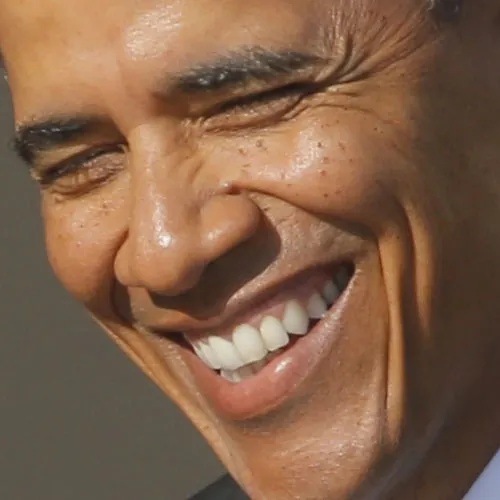 Detalle de la sonrisa de Barack Obama durante el apretón