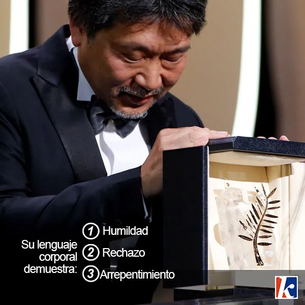 Hirokazu Kore-eda haciendo un gesto al recibir la Palma de Oro en Cannes