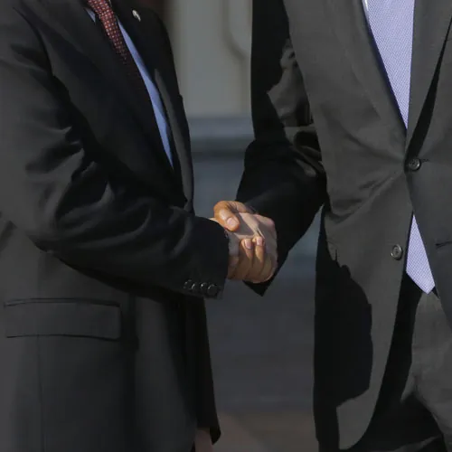 Obama y Putin de cuerpo entero durante el apretón de manos
