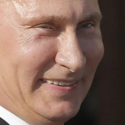 Detalle de la sonrisa de Vladimir Putin durante el apretón