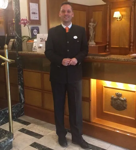 Empleado de hotel recibiendo a un huésped
