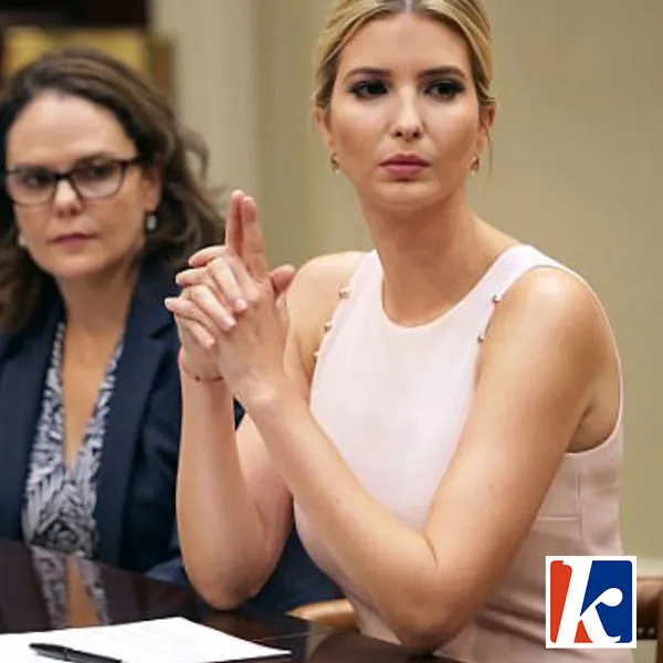 Ivanka Trump con los dedos entrelazados sobre la mesa