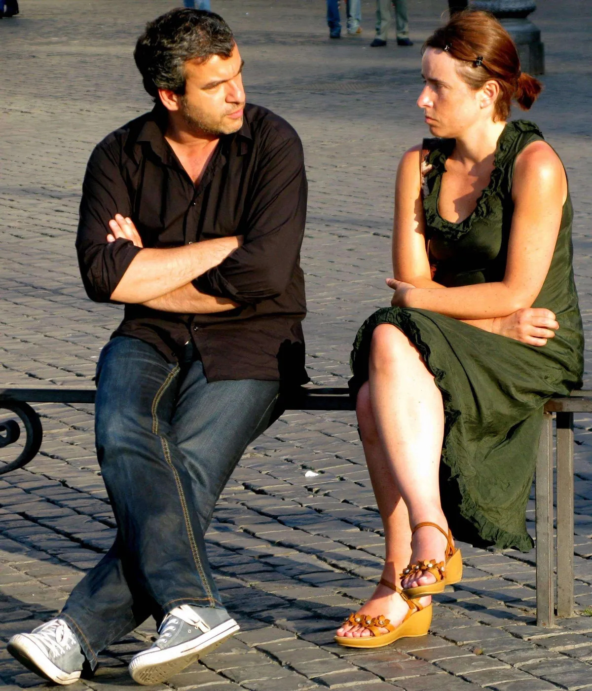 Pareja sentada: ¿están peleados o preocupados por algo?