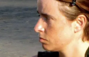 Detalle del rostro de ella, con expresión de tristeza
