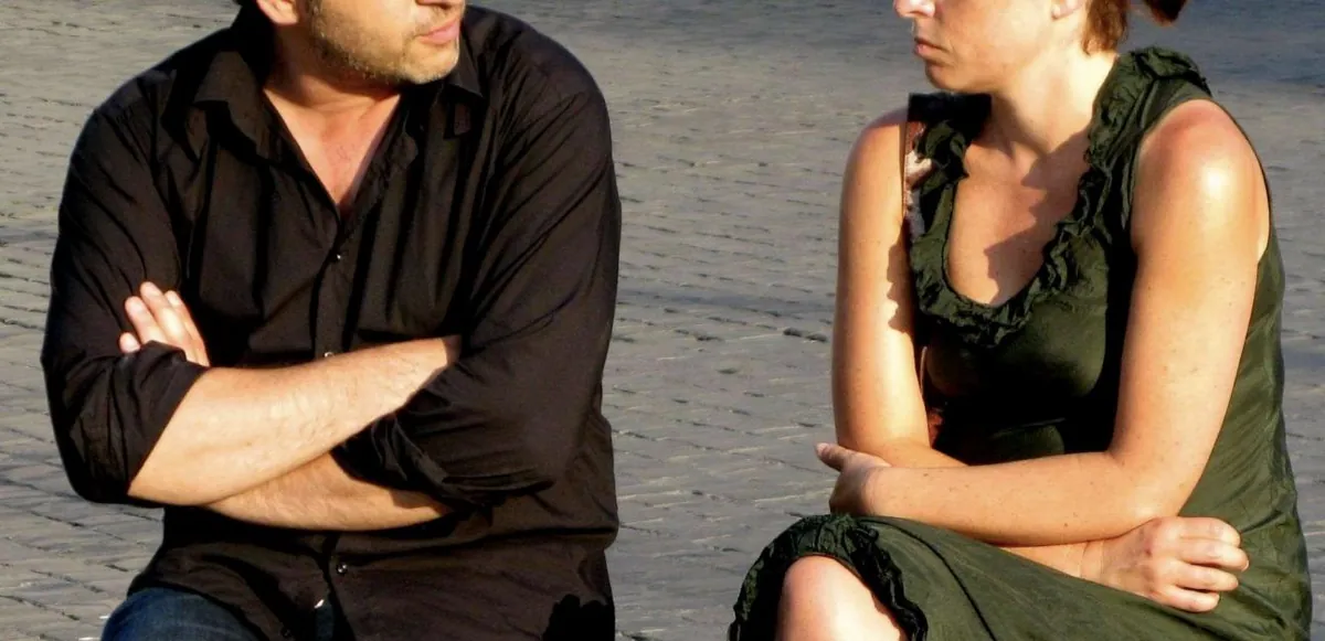 La pareja en posiciones similares, con las mandíbulas relajadas