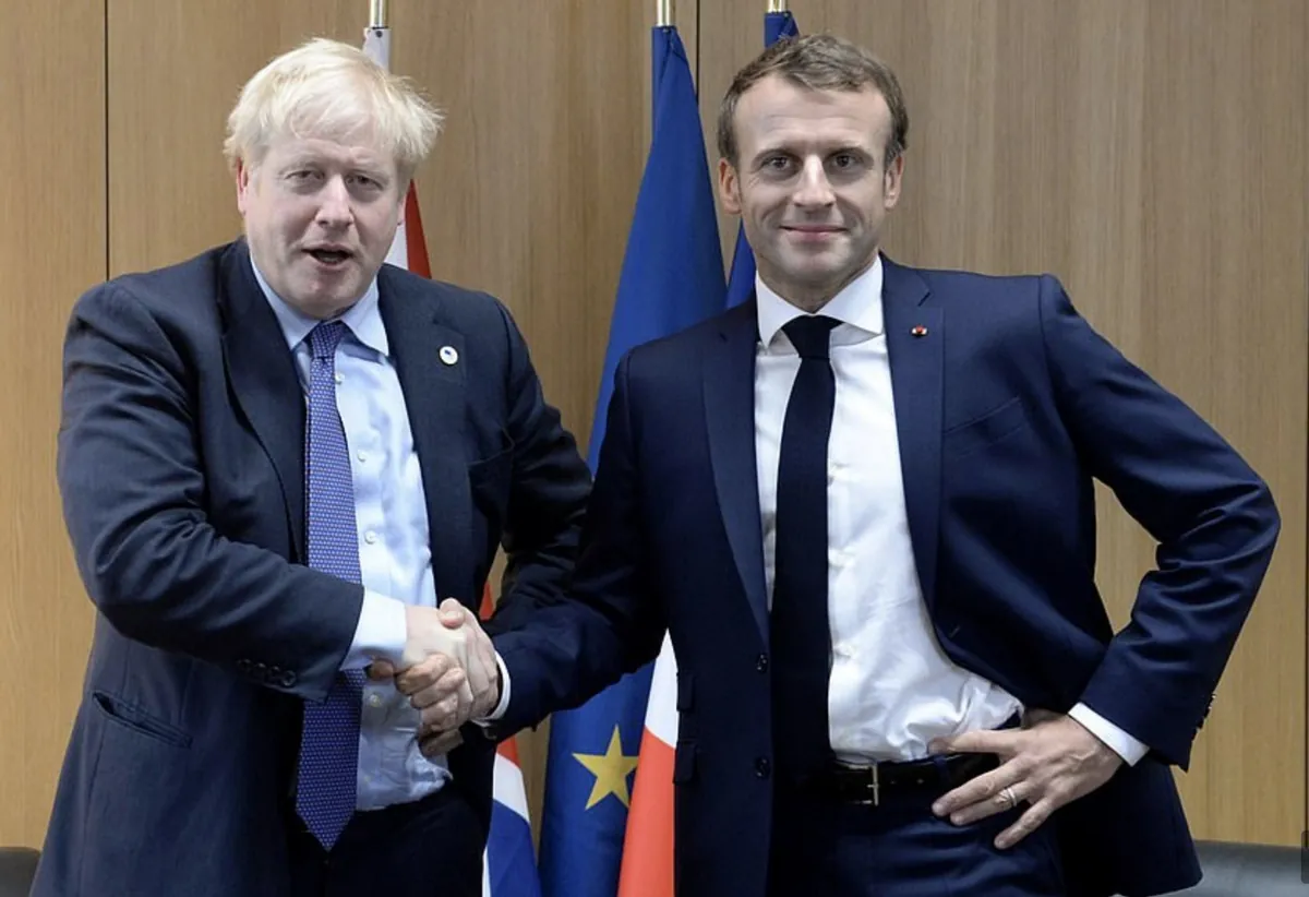 Boris Johnson y Emmanuel Macron estrechándose la mano