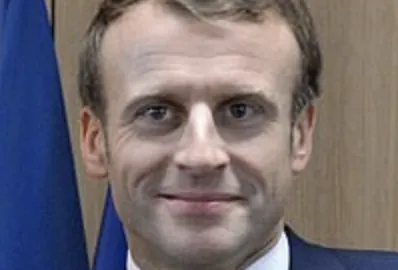 Detalle de la sonrisa de Macron, más contraída en su lado derecho