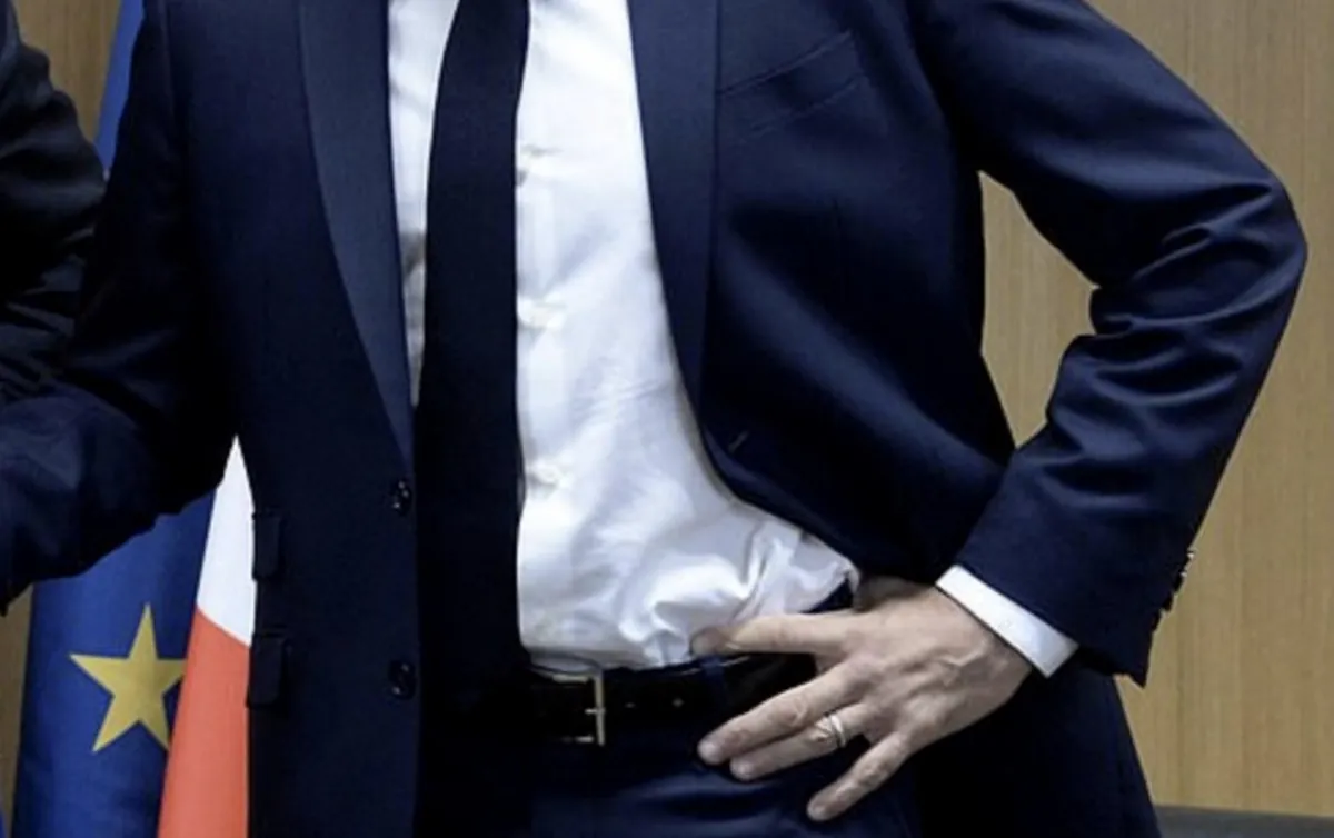Johnson apoyando la mano con los dedos abiertos sobre el brazo de Macron