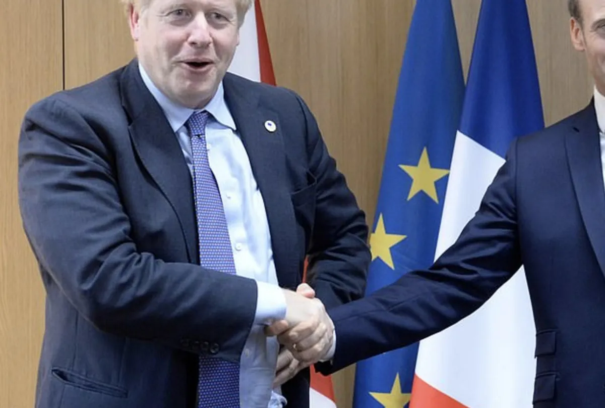 Johnson tenso y desgarbado durante el apretón de manos